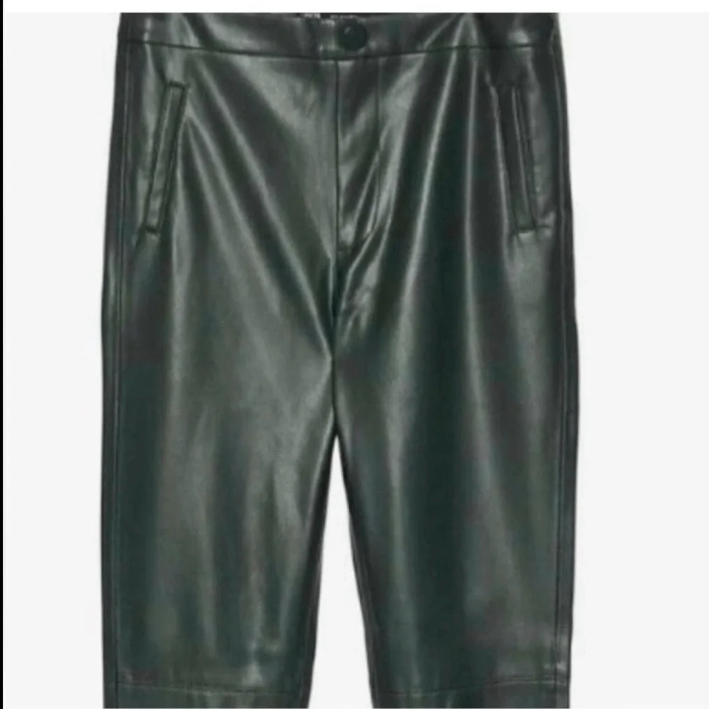 NWOT Zara Dark Green Leather high-waisted leggings. Size M. Ankle Zip